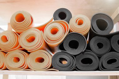 yoga dersleri, paspaslar, tuğla ve kayışlar, malzemeleri kase meditasyon için. yoga için ihtiyacın olan her şey.