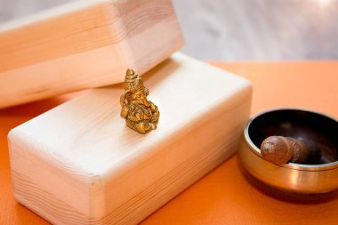 yoga dersleri, paspaslar, tuğla ve kayışlar, malzemeleri kase meditasyon için. yoga için ihtiyacın olan her şey.