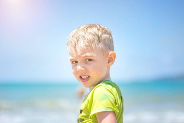 küçük çocuk çalışan ve saf dalgalarda sıçramasına deniz yüzme.