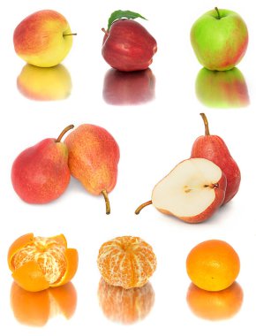 bir sürü beyaz bir arka plan üzerinde olgunlaşmış ve sulu meyve. Elma ve armut ve Mandarin birlikte. 