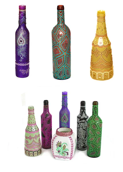 Muchas botellas diferentes, punto pintado pintado sobre fondo aislado . — Foto de Stock