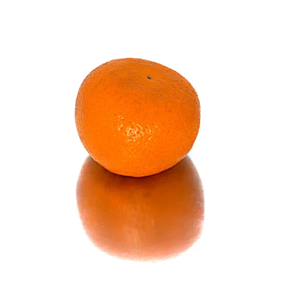 Gros, mûr, lumineux, mandarine sur fond blanc, fruits juteux sur le fond isolé. mandarine — Photo