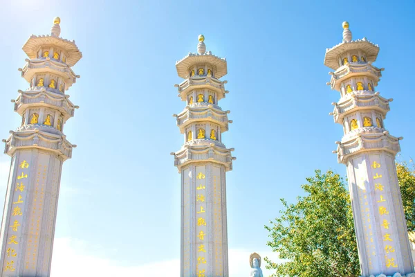 Parque Budista, espaço aberto, muitas estátuas e lugares bonitos na ilha de Sanya . — Fotografia de Stock