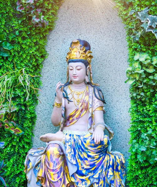 Buddhista templom díszített mennyezettel és falakkal szobrok istennők. a templom belsejében gyönyörű falfestmények és díszítik a falakat. — Stock Fotó
