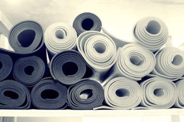 yoga dersleri, paspaslar, tuğla ve kayışlar, malzemeleri kase meditasyon için. yoga için ihtiyacın olan her şey.
