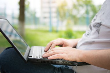 teknoloji ve iletişim, iş klavye ile bir dizüstü bilgisayar açık havada,