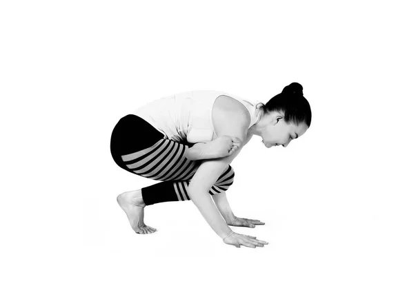 Chica joven realiza diferentes poses de yoga, modelo hermoso flexible sobre un fondo blanco. meditación y asanas . — Foto de Stock