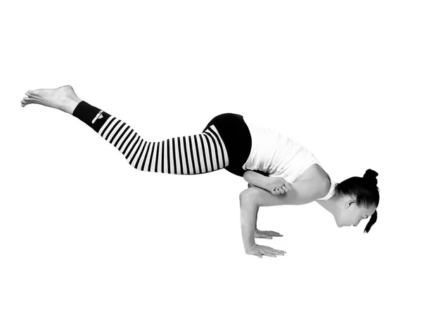 Jeune fille effectue différentes poses de yoga, beau modèle flexible sur un fond blanc. méditation et asanas . — Photo