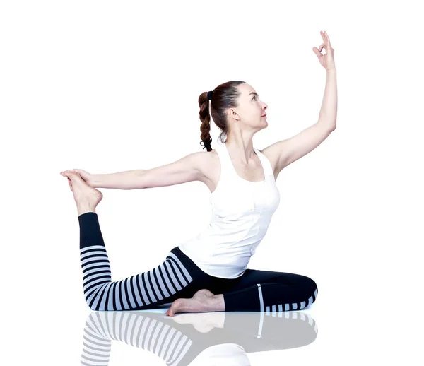 Jong meisje voert verschillende poses van yoga, flexibele mooie model op een witte achtergrond. meditatie en asana 's. — Stockfoto