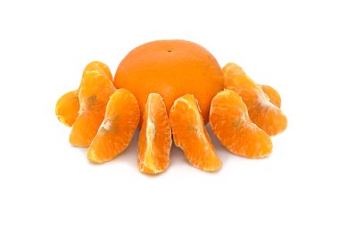 büyük, olgun, parlak, beyaz bir arka planda izole arka plan üzerinde sulu meyve mandalina. Mandarin