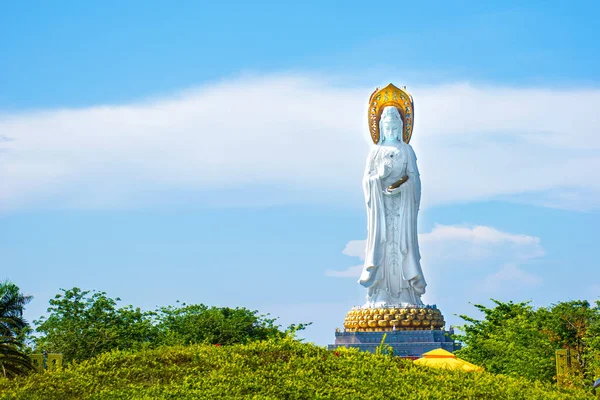 Buddhista Park, nyitott tér, a sok szobrok és a legszebb hely a szigeten Sanya. — Stock Fotó