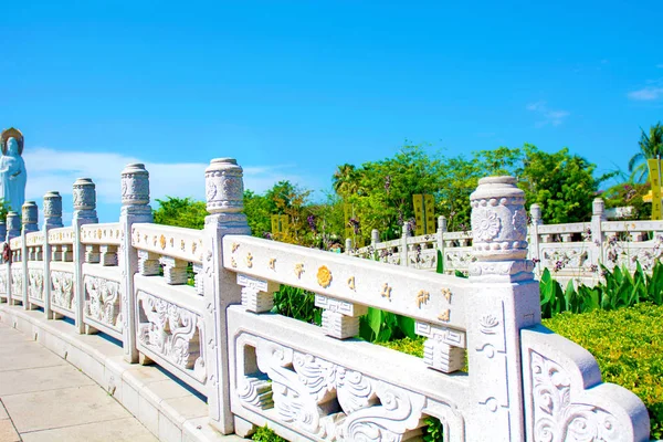 Parque Budista, espacio abierto, muchas estatuas y hermosos lugares en la isla de Sanya . — Foto de Stock