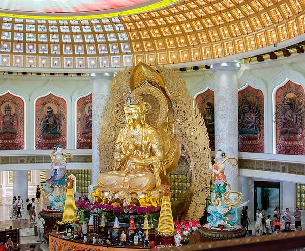 三亚的佛教中心。在天花板上有莲花的寺庙, 金色的佛像和许多雕像和女神. — 图库照片
