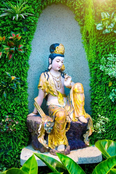 Buddhistiskt tempel dekorerade tak och väggar statyer av gudinnor. inne i templet är vackra väggmålningar och dekorera väggarna. — Stockfoto