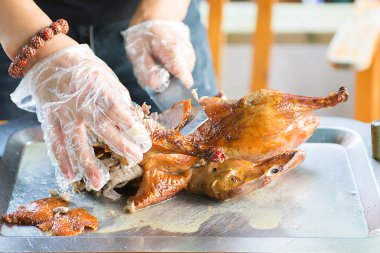 Cook sulu ördeğe Pekin, güzel, aşçı sağlamak hazır parlak ve lezzetli yemek kesti..