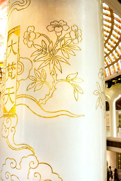 Templo budista decorado techos y paredes estatuas de diosas. dentro del templo son hermosos murales y decorar las paredes . —  Fotos de Stock