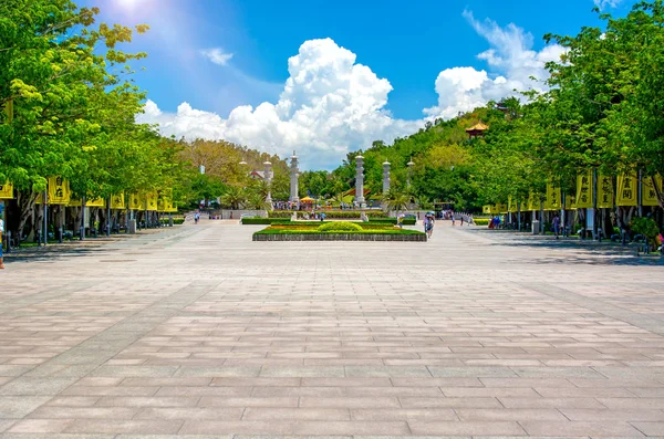 Parque Budista, espacio abierto, muchas estatuas y hermosos lugares en la isla de Sanya . —  Fotos de Stock