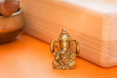 yoga dersleri, paspaslar, tuğla ve kayışlar, malzemeleri kase meditasyon için. yoga için ihtiyacın olan her şey.