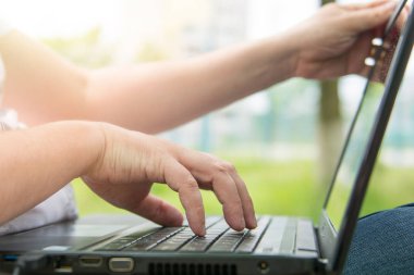 teknoloji ve iletişim, iş klavye ile bir dizüstü bilgisayar açık havada,