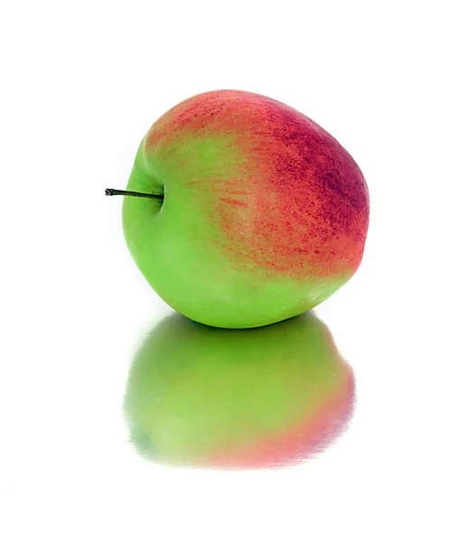 Vacker, mogna, saftiga äpplen på en vit bakgrund. vackra frukt utan bakgrunden. äpplen. — Stockfoto