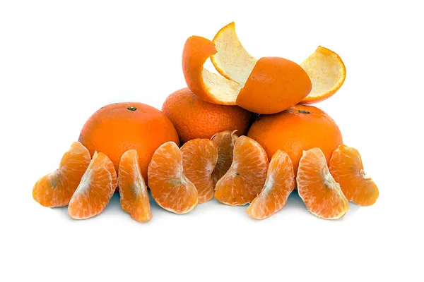Groß, reif, hell, Mandarine auf weißem Hintergrund, saftige Früchte auf isoliertem Hintergrund. Mandarine — Stockfoto