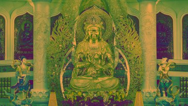 Sanya Budizm merkezi. Lotus tavanda altın Buddha ve birçok heykel ve tanrıçalar Tapınağı.