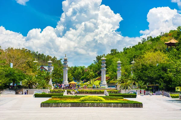 불교 공원, 열린 공간, 많은 동상 및 산 야의 섬에 아름 다운 장소. — 스톡 사진