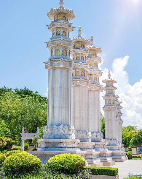 Parque Budista, espacio abierto, muchas estatuas y hermosos lugares en la isla de Sanya . —  Fotos de Stock