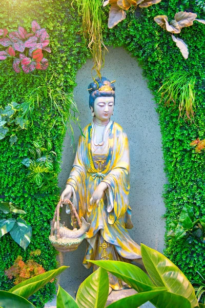 佛教寺庙装饰的天花板和墙上的女神雕像。寺庙内有美丽的壁画和装饰墙壁. — 图库照片