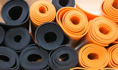 yoga dersleri, paspaslar, tuğla ve kayışlar, malzemeleri kase meditasyon için. yoga için ihtiyacın olan her şey.