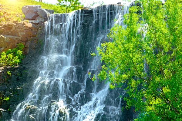 Bela cachoeira sob a luz do sol, muitos jatos de água bonita cercada por florestas verdes . — Fotografia de Stock