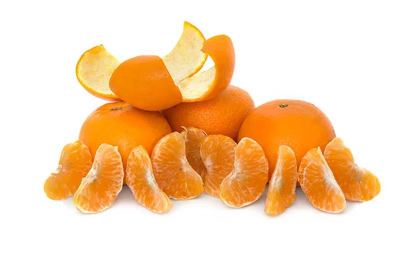 Grande, maduro, brilhante, tangerina em um fundo branco, fruto suculento no fundo isolado. mandarina — Fotografia de Stock