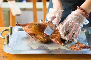 Cook sulu ördeğe Pekin, güzel, aşçı sağlamak hazır parlak ve lezzetli yemek kesti..