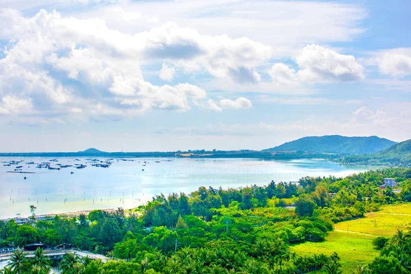 Hermosa vista de la laguna con arena blanca y palmeras, mar turquesa. vista desde la parte superior . — Foto de Stock