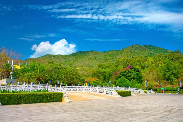 Parque Budista, espacio abierto, muchas estatuas y hermosos lugares en la isla de Sanya . —  Fotos de Stock