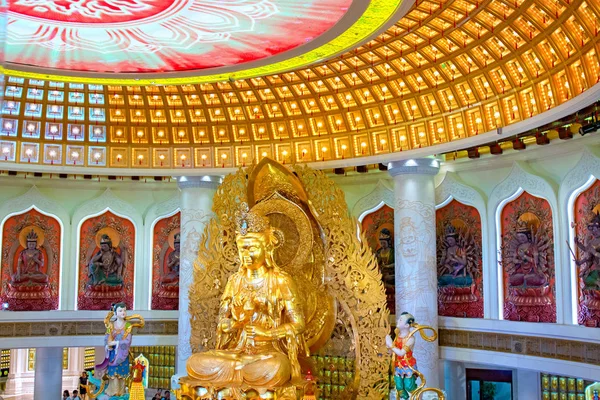The Centre of Buddhism in Sanya. Temple with Lotus on the ceiling, Golden Buddha and many statues and goddesses. — Stock Photo, Image