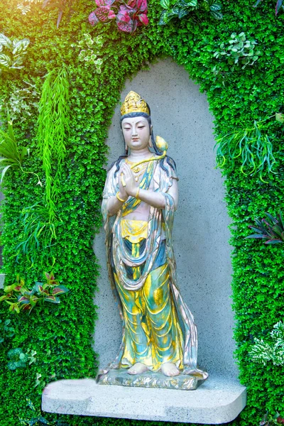 Buddhist temple decorated ceilings and walls statues of goddesses. inside the temple are beautiful murals and decorate the walls. — Stock Photo, Image