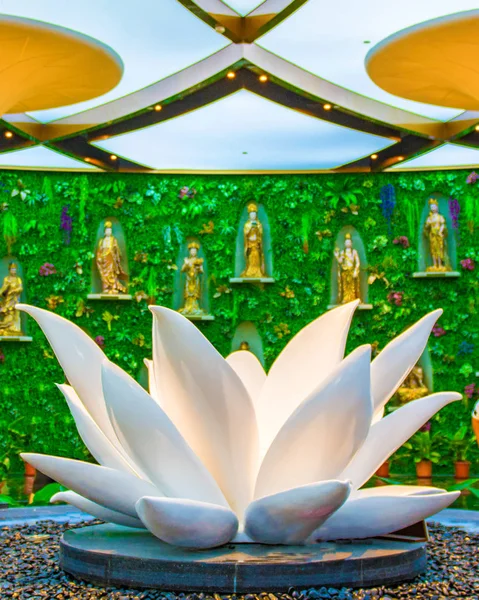 仏教寺院では、女神の天井と壁の像が飾られています。寺院内には美しい壁画と壁を飾る. — ストック写真