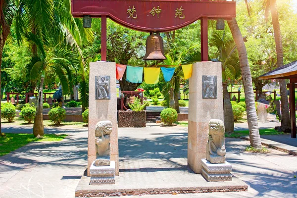 Buddhista Park, nyitott tér, a sok szobrok és a legszebb hely a szigeten Sanya. — Stock Fotó