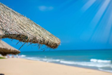Güzel plaj şemsiyeleri ve parlak turkuaz deniz, büyük dinlenme ve rahatlama thatched. tropik cennet.