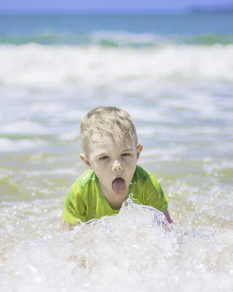 小さな男の子を実行し、純粋な波のしぶき、海で泳いで. — ストック写真