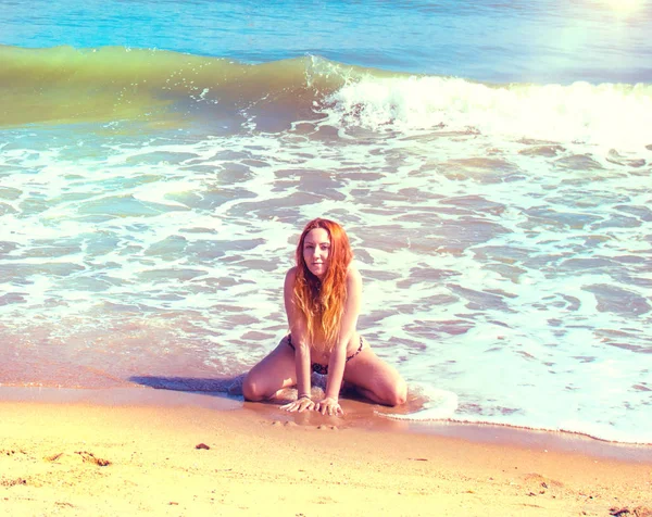 Belle fille en bikini posant sur une plage déserte. sable blanc, mer turquoise et une jeune fille . — Photo