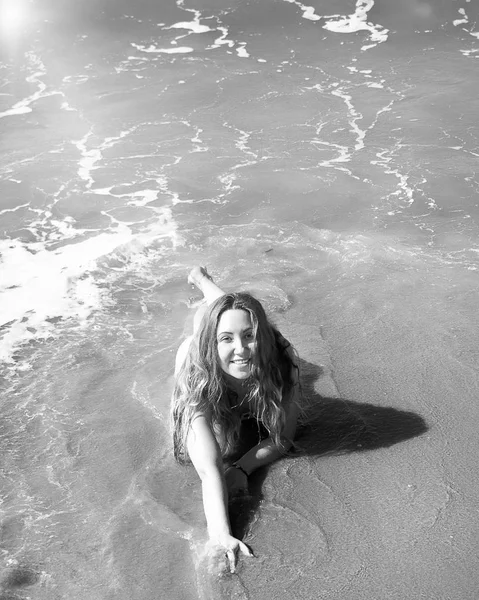Piękna dziewczyna w bikini pozowanie na bezludnej plaży. biały piasek, turkusowe morze i młoda dziewczyna. — Zdjęcie stockowe