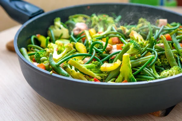 Verduras asadas frescas. pimienta, brócoli de ajo, flechas y muchos guisantes. una hermosa mezcla de verduras . — Foto de Stock