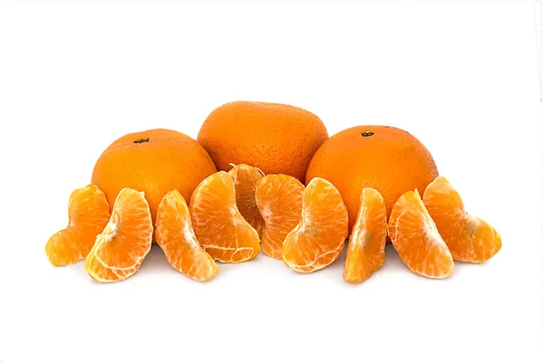 Groß, reif, hell, Mandarine auf weißem Hintergrund, saftige Früchte auf isoliertem Hintergrund. Mandarine — Stockfoto