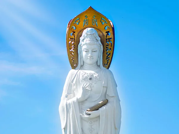 Buddhistiska Park, öppna ytor, många statyer och vackra platser på ön i Sanya. — Stockfoto