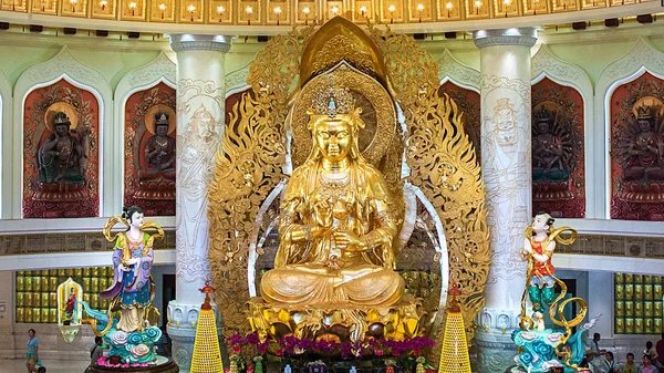 Centrum buddyzmu w Sanya. Świątynia z Lotus na suficie, Golden Buddha i wielu rzeźb i boginie. — Zdjęcie stockowe