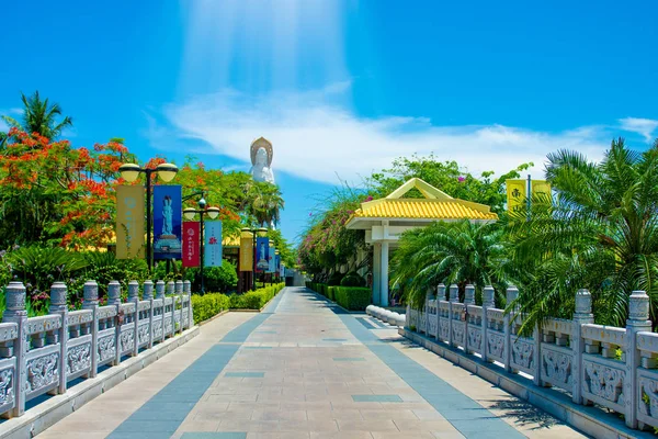 Parque Budista, espaço aberto, muitas estátuas e lugares bonitos na ilha de Sanya . — Fotografia de Stock