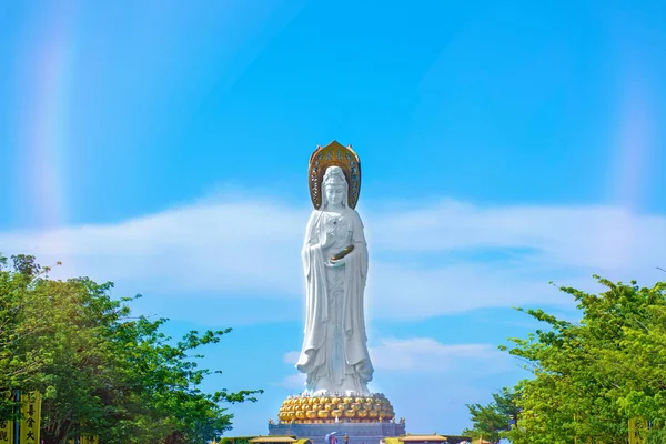 Buddhistischer Park, offener Raum, viele Statuen und wunderschöne Plätze auf der Insel Sanya. — Stockfoto