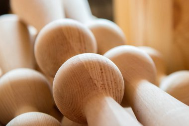 yoga dersleri, paspaslar, tuğla ve kayışlar, malzemeleri kase meditasyon için. yoga için ihtiyacın olan her şey.